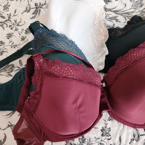 Plus back closure plunge bras. Sold as set - Picture 3 of 4